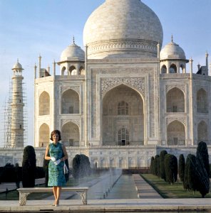 First Lady Jacqueline Kennedy at Taj Mahal (7)