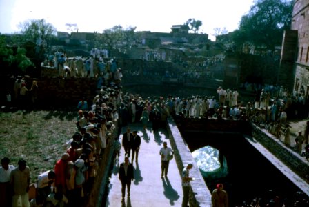 First Lady Jacqueline Kennedy Tours Fatehpur Sikri in India (10) photo