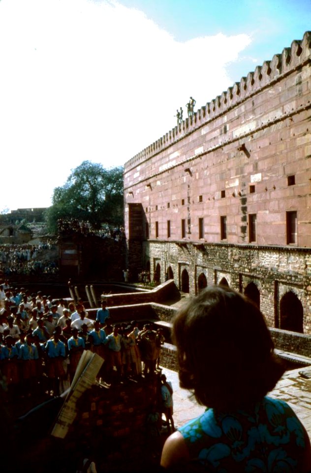 First Lady Jacqueline Kennedy Tours Fatehpur Sikri in India (6)
