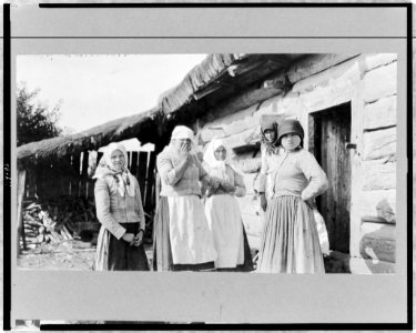 Five peasant women standing outside of log house, Russia LCCN97517362