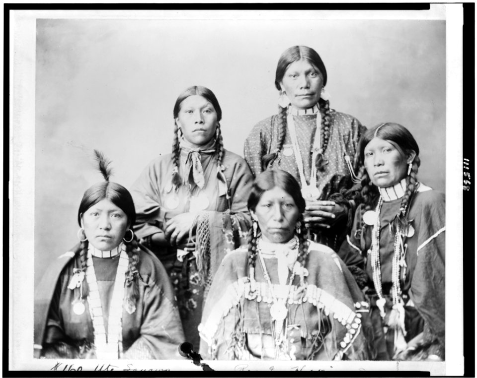 Five Ute women posed LCCN94509879