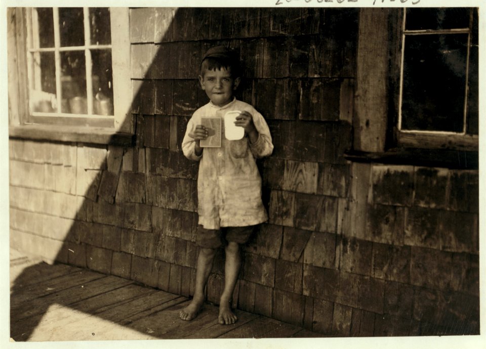 Five year old Preston, a young cartoner in Seacoast Canning Co., Factory -2. I saw him at work different times during the day-at 7 a.m., in the afternoon, and at 6 p.m., and he kept at it LOC cph.3b37901