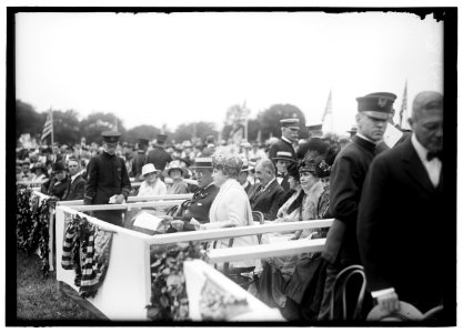 FLAG DAY. CROWD AT EXERCISES AT MONUMENT LCCN2016869313