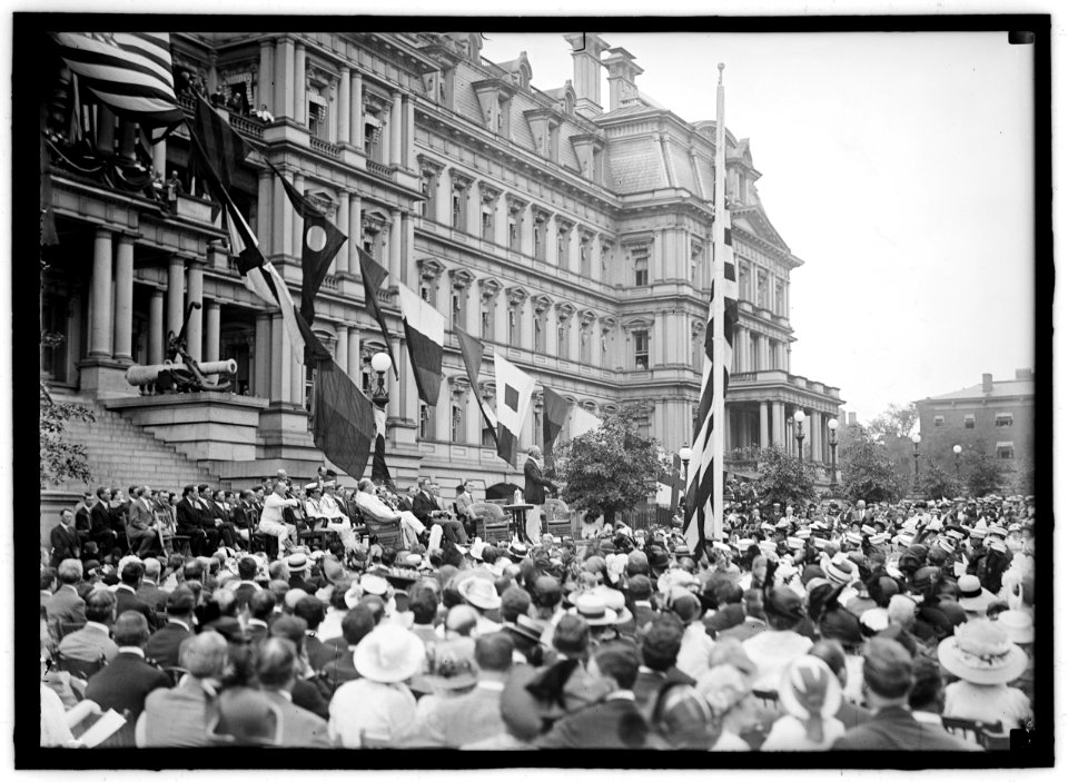 FLAG DAY. FLAG DAY EXERCISES, STATE, WAR AND NAVY BUILDING. WILSON SPEAKING; BRYAN, DANIELS, WILLIAM PHILLIPS, F.D. ROOSEVELT, ETC. PRESENT LCCN2016865646