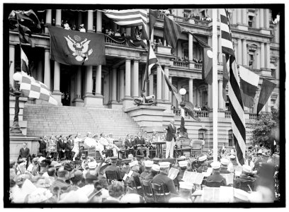 FLAG DAY. FLAG DAY EXERCISES, STATE, WAR AND NAVY BUILDING. WILSON SPEAKING; BRYAN, DANIELS, WILLIAM PHILLIPS, F.D. ROOSEVELT, ETC. PRESENT LCCN2016865648