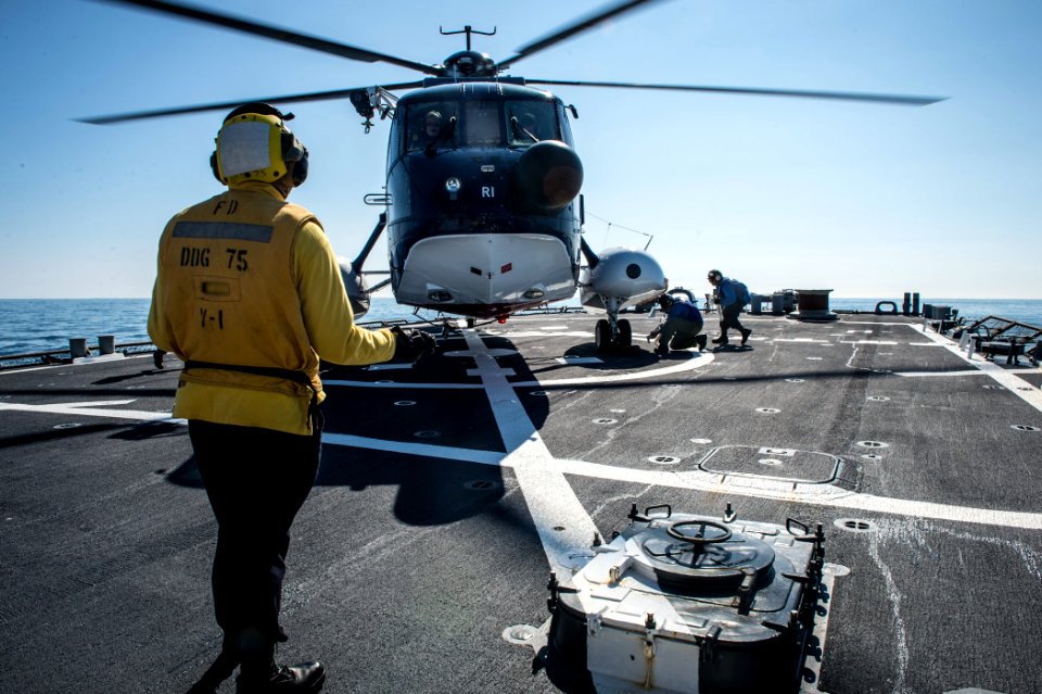 Flag Officer Sea Training 150406-N-JN664-025