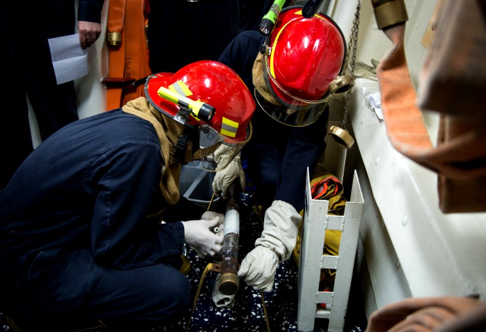 Flag Officer Sea Training 150407-N-JN664-065
