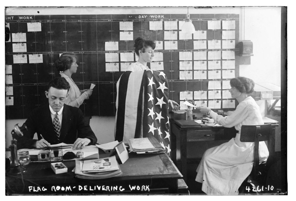 Flag room - delivering work LCCN2014705020