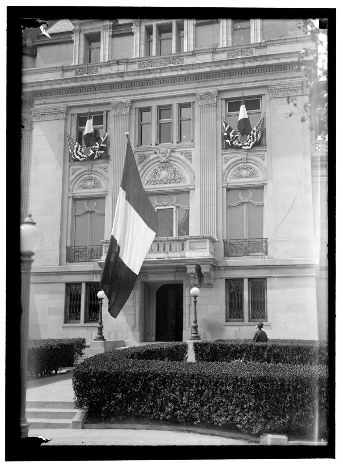 FLAGS ALLIED FLAGS ON FRENCH EMBASSY DURING VISIT OF BRITISH AND FRENCH COMMISSIONERS LCCN2016866886