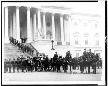Flag-draped casket of the unknown soldier on horsedrawn caisson in front of the U.S. Capitol LCCN90710391