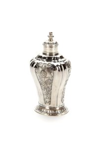Flaska av silver med lock och lös botten i oval form - Skoklosters slott - 92190