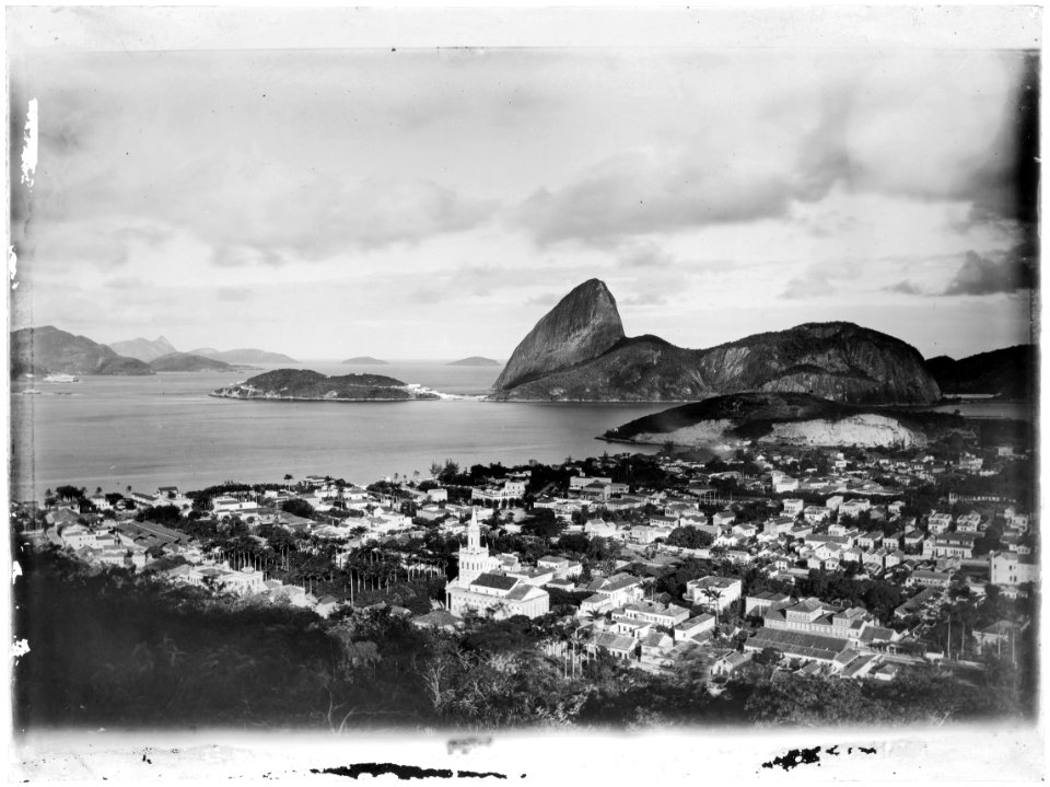 Flamengo, tendo em vista o Largo do Machado, Igreja Nossa Senhora da Glória e ao fundo o Pão de Açúcar