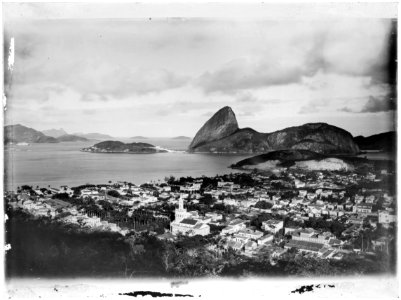 Flamengo, tendo em vista o Largo do Machado, Igreja Nossa Senhora da Glória e ao fundo o Pão de Açúcar
