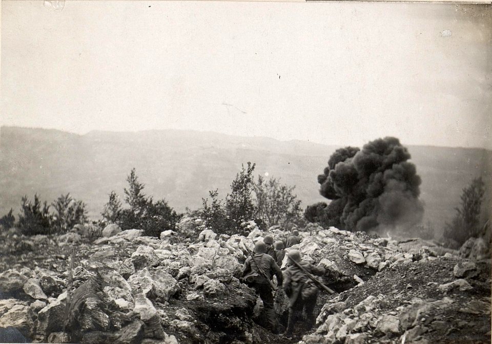 Flammenwerferangriff, Möglicherweise in der Nähe von Haidenschaft, Isonzofront.