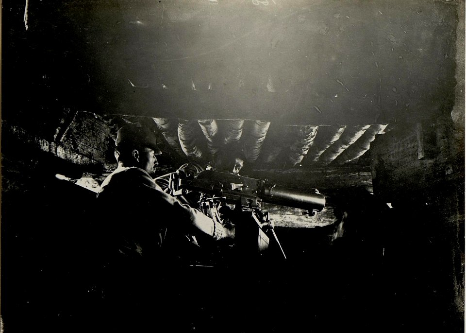 Flankierendes Maschinen Gewehr in granatsicherer Deckung. Aufgenommen am 26.III.1916. Inf.Rgt.Nro.78. (BildID 15536471)
