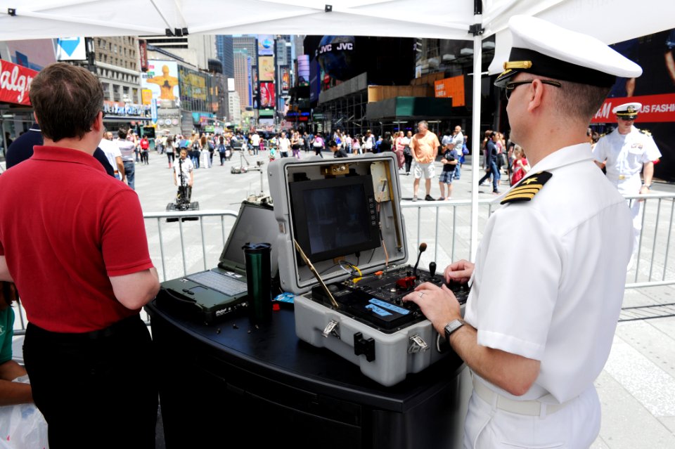 Fleet Week New York 2014 140525-N-PO203-047