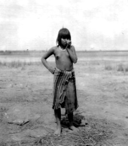 Flicka med halsband och filt runt livet. Bolivianska Chaco. Gran Chaco, Rio Pilcomayo - SMVK - 004812