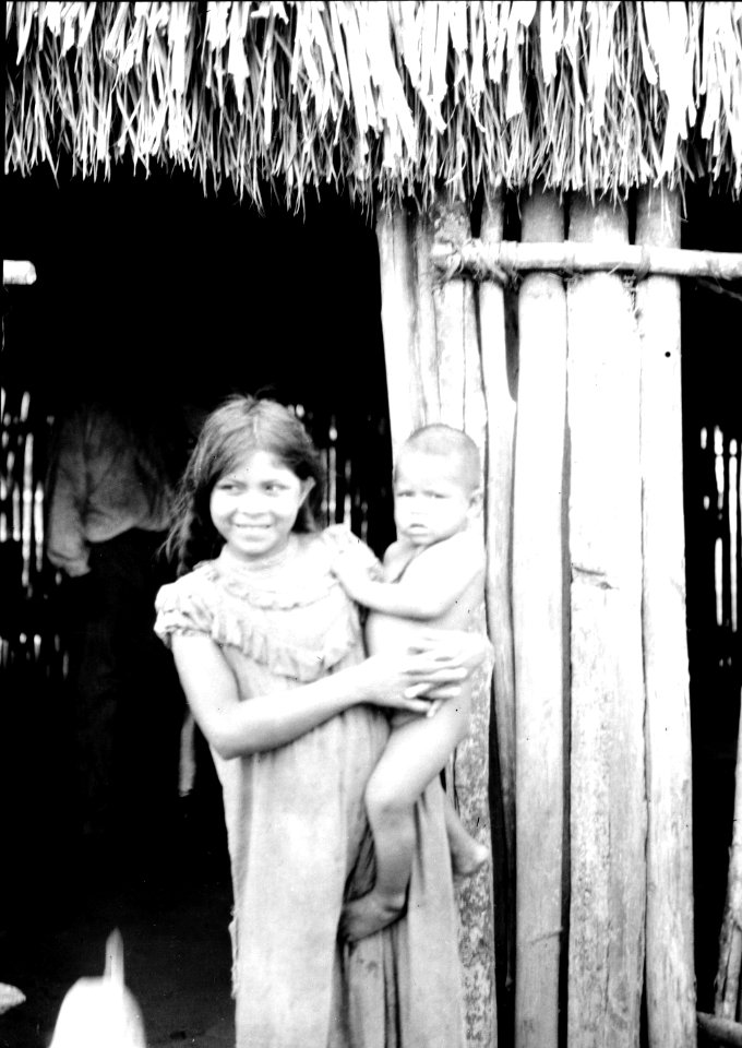 Flicka med liten bror på armen. Missionsstn. Cavinas, nära R.Beni, Bolivia - SMVK - 005041