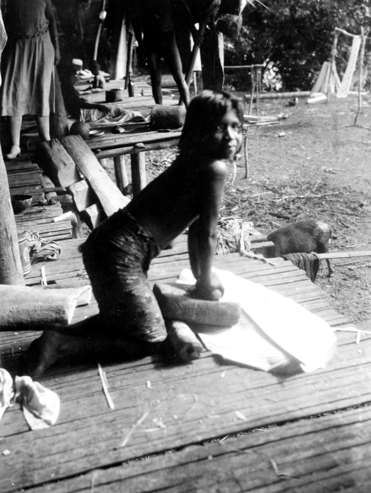 Flicka vid malsten. Rio Sambú, Darién, Panamá - SMVK - 004350