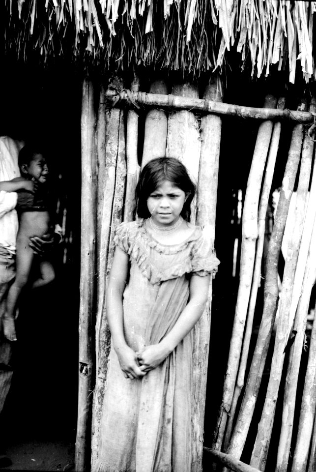 Flicka. Missionsstn. Cavinas, nära R.Beni, Bolivia. Foto, Erland Nordenskiöld, exp. 1913-14 - SMVK - 005044