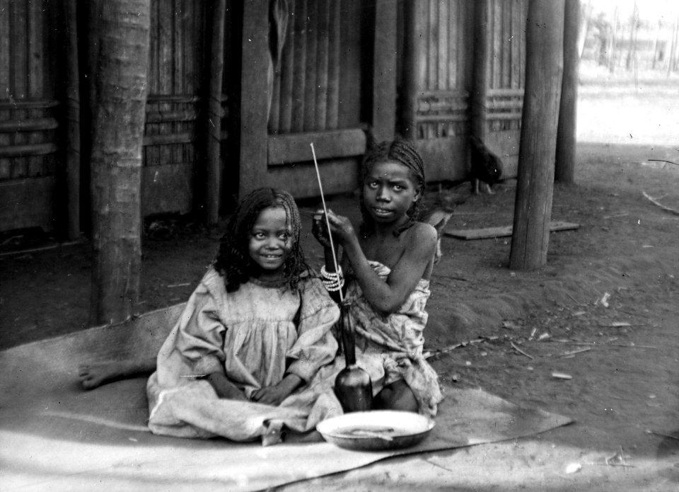 Flickor kammar varandras hår. S-te Marie de Marovoay, nordvästra delen av ön, Madagaskar - SMVK - 001681