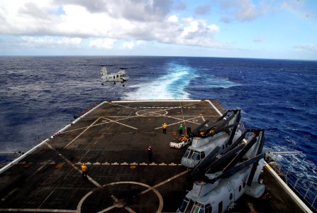 Flickr - Official U.S. Navy Imagery - A CH-46E approaches USS Green Bay.