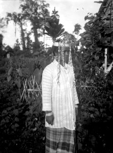 Flicka fr. Boioa besar, klädd i fjäderkrona. Datum, 3 dec. 1917. Ort, Modajag, N.-Celebes. Modajag - SMVK - 022169