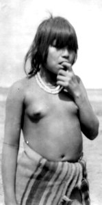 Flicka med halsband och filt runt livet. Bolivianska Chaco. Rio Pilcomayo, Gran Chaco - SMVK - 004812b