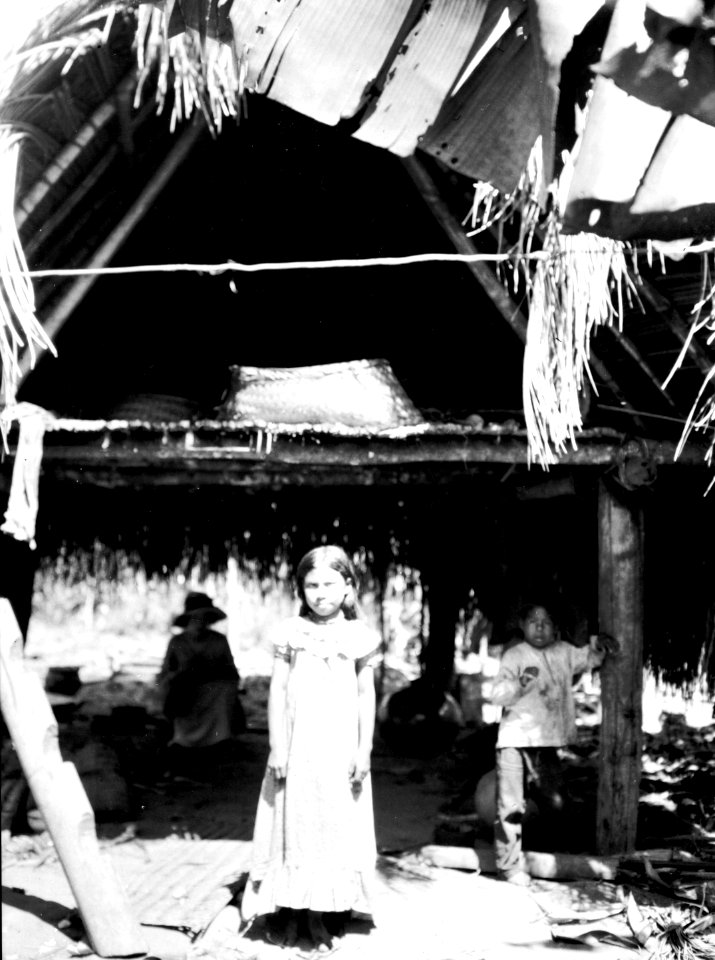 Flicka utanför indianboning. Missionsstn. Cavinas, nära Rio Beni, Bolivia - SMVK - 005028