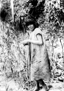 Flicka i basttygsklädnad. Sydamerika, Rio Chimoré, n.ö. Bolivia - SMVK - 005562