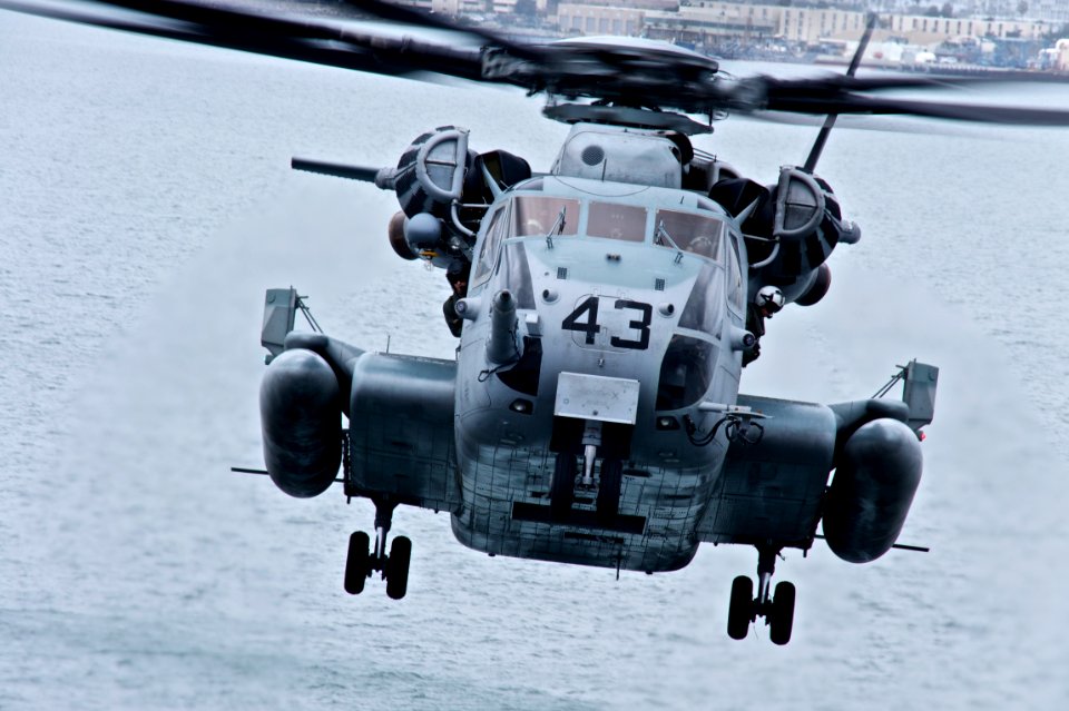 Flickr - Official U.S. Navy Imagery - A CH-53E Sea Stallion from Marine Heavy Helicopter Squadron (HMH) 463 lands aboard the amphibious assault ship USS Bonhomme Richard.