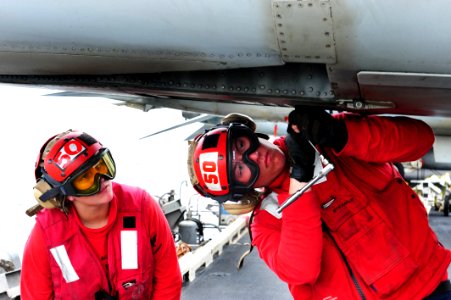 Flickr - Official U.S. Navy Imagery - A Sailor attaches a panel correctly.