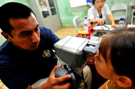 Flickr - Official U.S. Navy Imagery - A Sailor checks the eyesight of a Vietnamese girl.