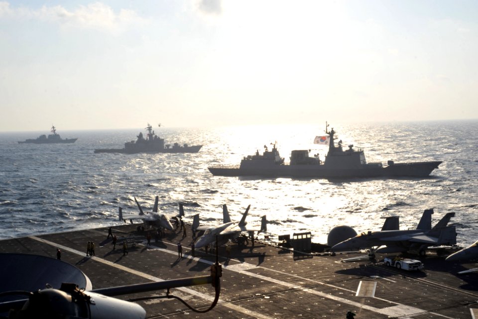 Flickr - Official U.S. Navy Imagery - A U.S. ship, A Japan Maritime Self Defense Force ship and the Republic of Korea ship pull alongside USS George Washington during a trilateral exercise.