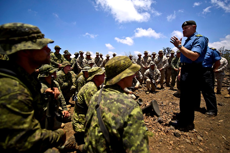 Flickr - Official U.S. Navy Imagery - Canadian Chief of Defense speaks with Canadian soldiers and U.S. Marines.