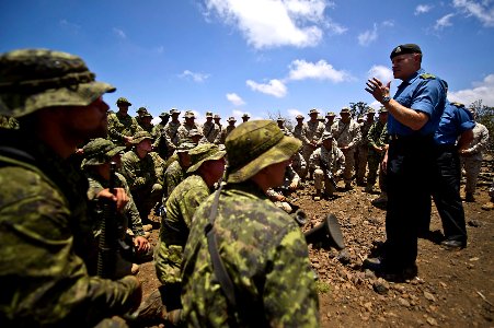 Flickr - Official U.S. Navy Imagery - Canadian Chief of Defense speaks with Canadian soldiers and U.S. Marines.