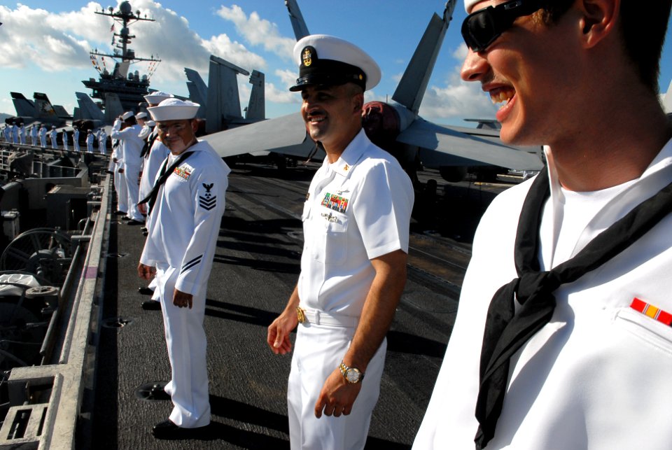 Flickr - Official U.S. Navy Imagery - A Senior Chief talks with Sailors as they man the rails.
