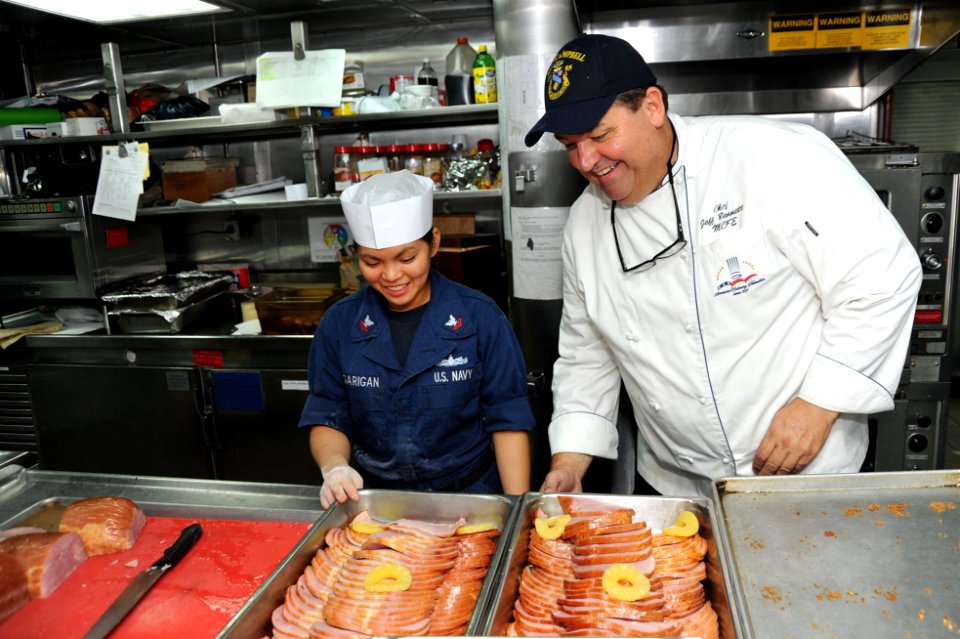 Flickr - Official U.S. Navy Imagery - Chef Jeff Bennett visits USS McCambell at sea.