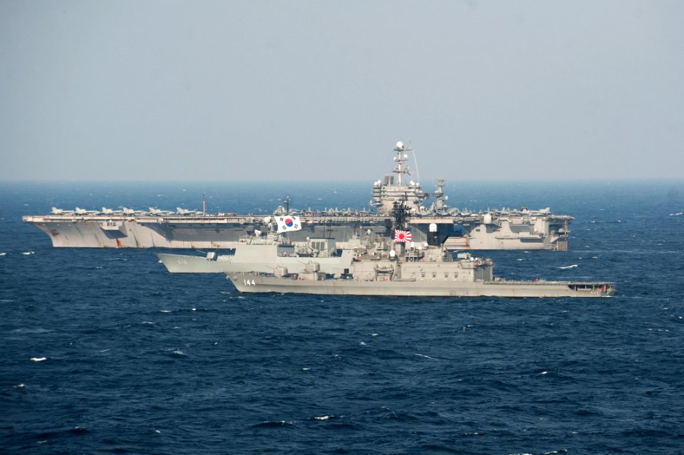 Flickr - Official U.S. Navy Imagery - A U.S. ship, A Japan Maritime Self Defense Force ship and the Republic of Korea ship are in formation with USS George Washington during a trilateral exercise.