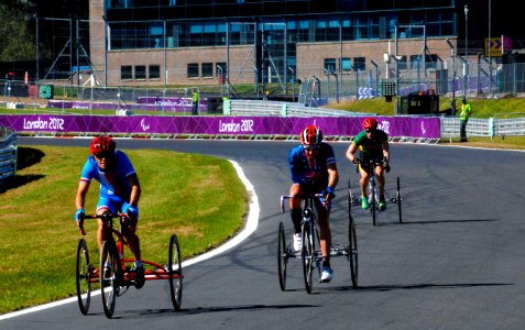 Flickr - Official U.S. Navy Imagery - A U.S. Navy veteran and 2012 U.S. Paralympic road cyclist, rides his first lap.