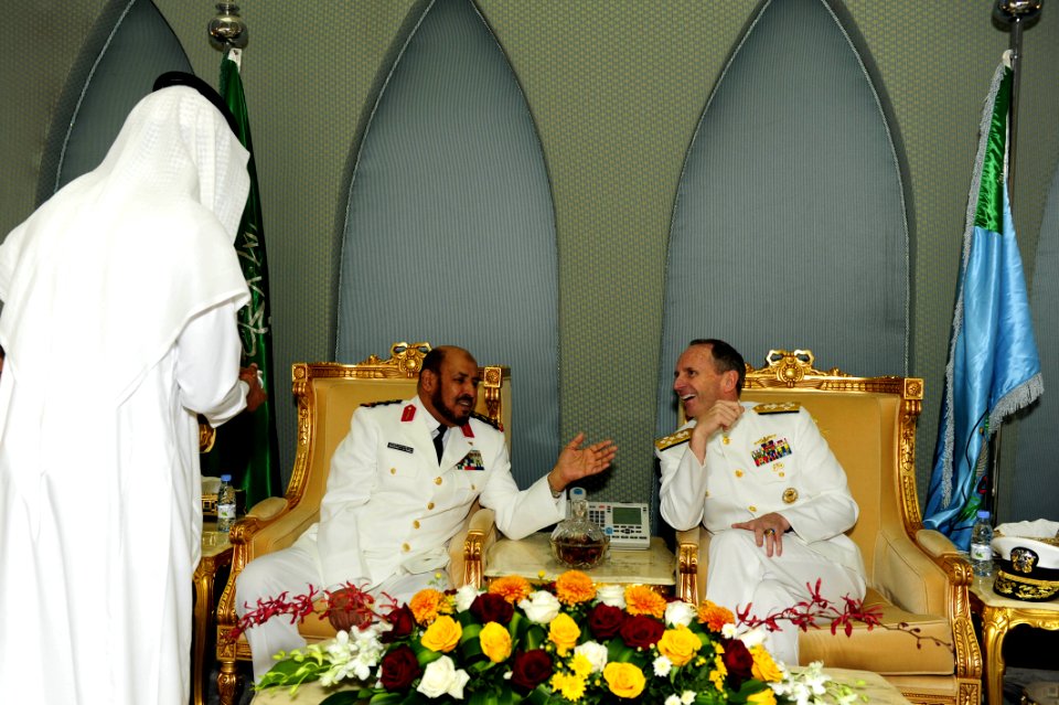 Flickr - Official U.S. Navy Imagery - Adm. Jonathan Greenert talks with Royal Saudi Naval Forces Chief of Naval Operations Vice Adm. Dakheel Allah Al-Wagdani.