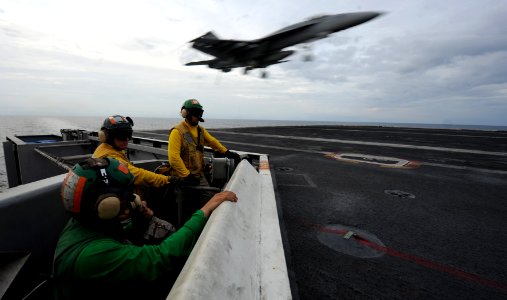 Flickr - Official U.S. Navy Imagery - An F-A-18E lands aboard USS John C. Stennis .