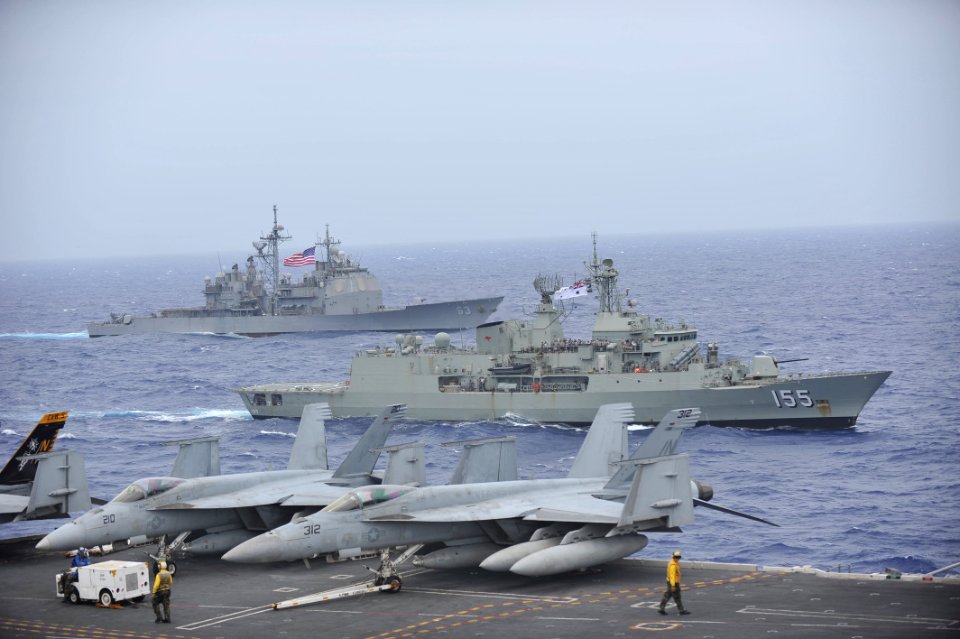 Flickr - Official U.S. Navy Imagery - HMAS Ballarat is alongside USS Cowpens while in formation with USS George Washington.