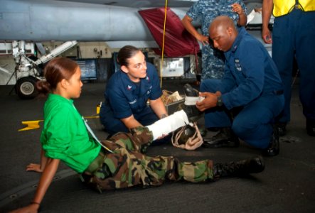 Flickr - Official U.S. Navy Imagery - Hospital Corpsman apply a splint.
