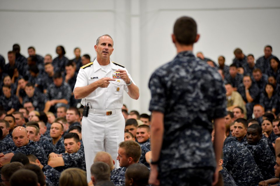 Flickr - Official U.S. Navy Imagery - Chief of Naval Operations (CNO) Adm. Jonathan Greenert speaks to Sailors.