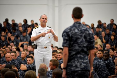 Flickr - Official U.S. Navy Imagery - Chief of Naval Operations (CNO) Adm. Jonathan Greenert speaks to Sailors. photo