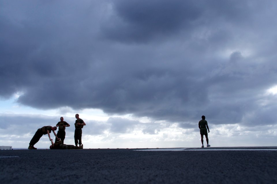 Flickr - Official U.S. Navy Imagery - Marines spend time on the flight deck of the amphibious assault ship USS Bonhomme Richard (LHD 6) as the ship makes its way to Sasebo, Japan.