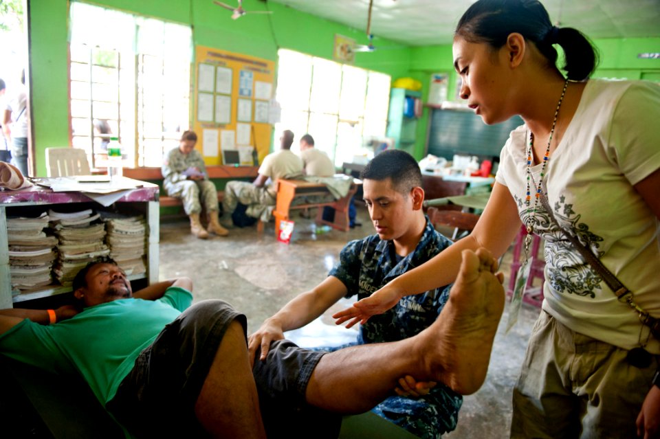 Flickr - Official U.S. Navy Imagery - Pacific Partnership 2012 works in the Philippines.
