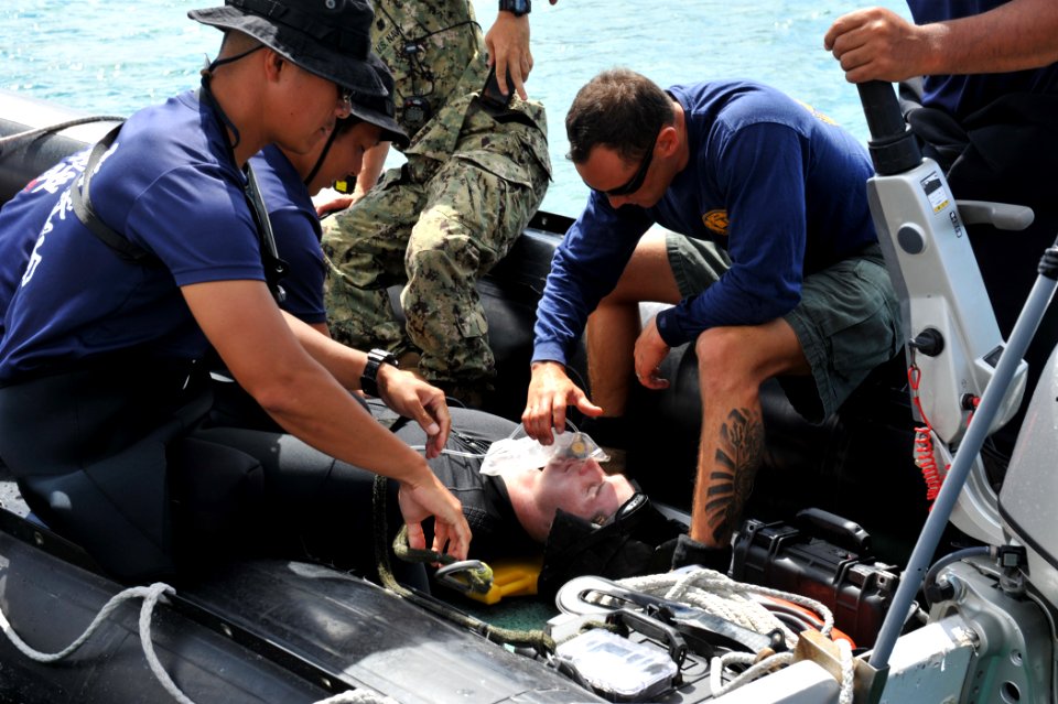 Flickr - Official U.S. Navy Imagery - Japan Maritime Self-Defense Force sailors practice dive casualty emergency procedures.