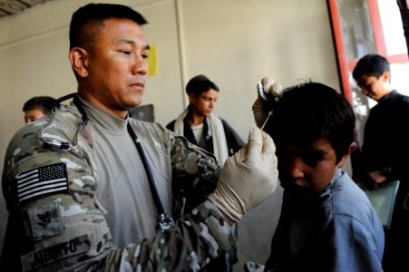 Flickr - Official U.S. Navy Imagery - HM2 Alberto, assigned to National Naval Medical Center, Bethesda cleans a child’s head wound
